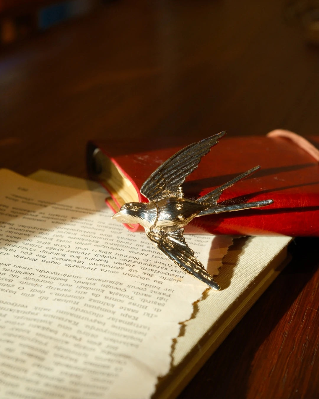 Metal Kırlangıç Kuşu Kitap Ayracı – Şık Kitap Sever Hediyesi