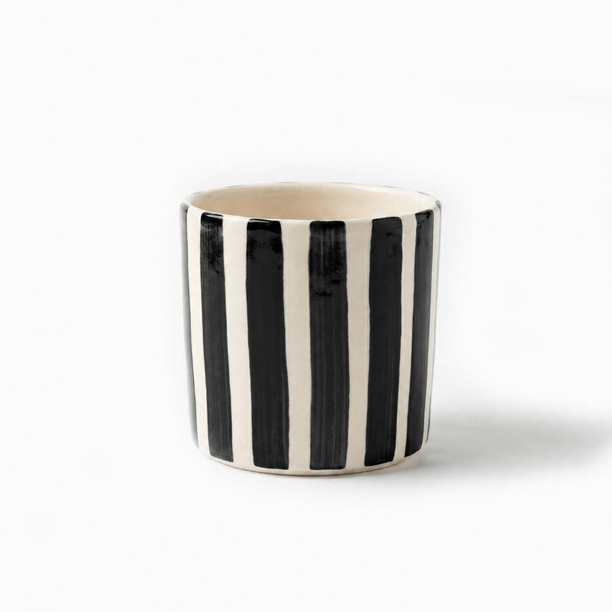 El Yapımı Seramik Kupa – Siyah Çizgili Tasarım